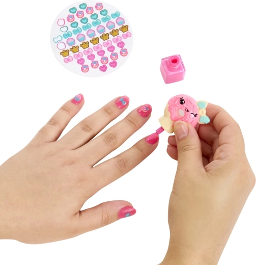 Malowanie i zdobienie paznokci uroczymi naklejkami