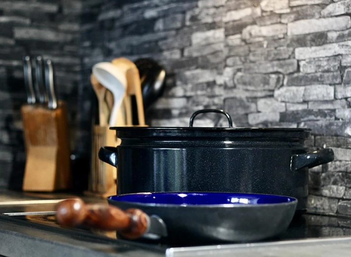 Odpowiedni na wszystkie typy kuchenek, w tym indukcję