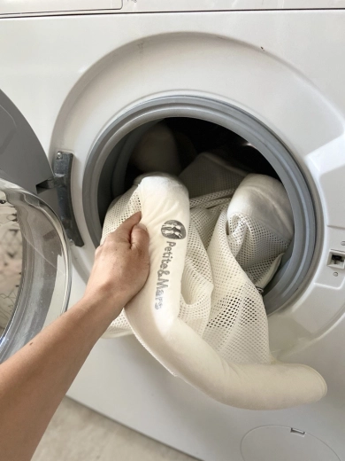 Oddychające boczne ścianki z siatki i pralny pokrowiec