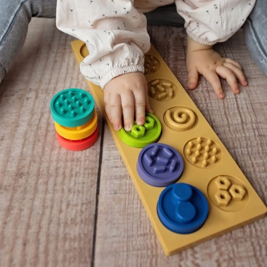 Wielozmysłowa zabawa z fakturami i kolorami