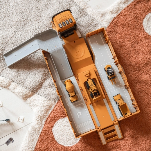 Rozkładany TIR z parkingiem i stabilizatorami