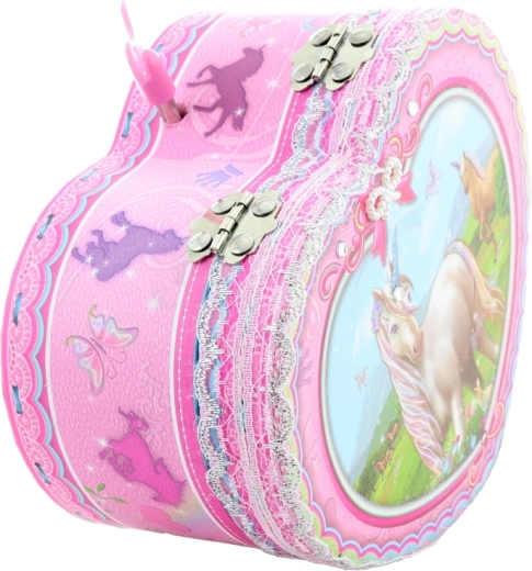 Romantyczny sercowaty design z jednorożcem