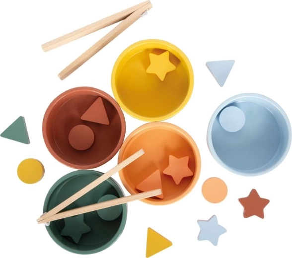 Nauka przez zabawę z kolorowymi miskami