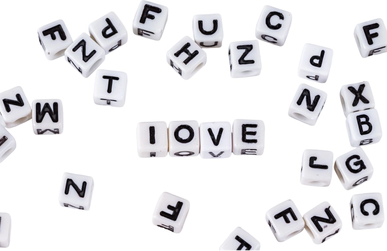 Personalizacja koralikami z literkami