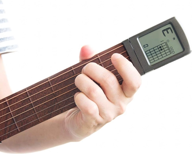 Realistyczny gryf ze stalowymi strunami