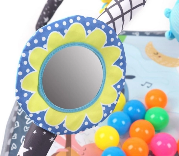 Zabawa sensoryczna: zawieszane zabawki, grzechotka i lusterko