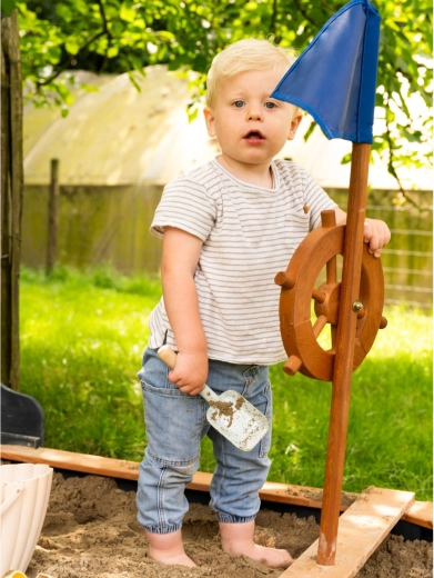 Obrotowe koło sterowe i maszt z flagą