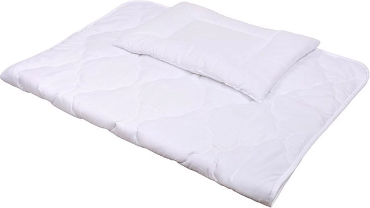 Komfortowa kołdra i poduszka z przeszyciami