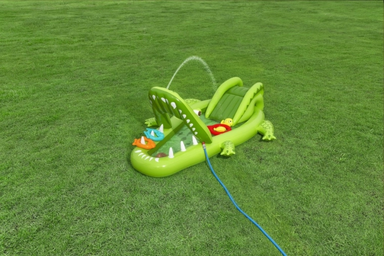 Wbudowany wodny prysznic dla orzeźwiającej zabawy