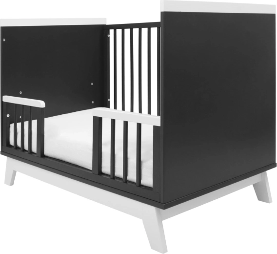 Rośnie z dzieckiem: 3 pozycje stelaża i barierka