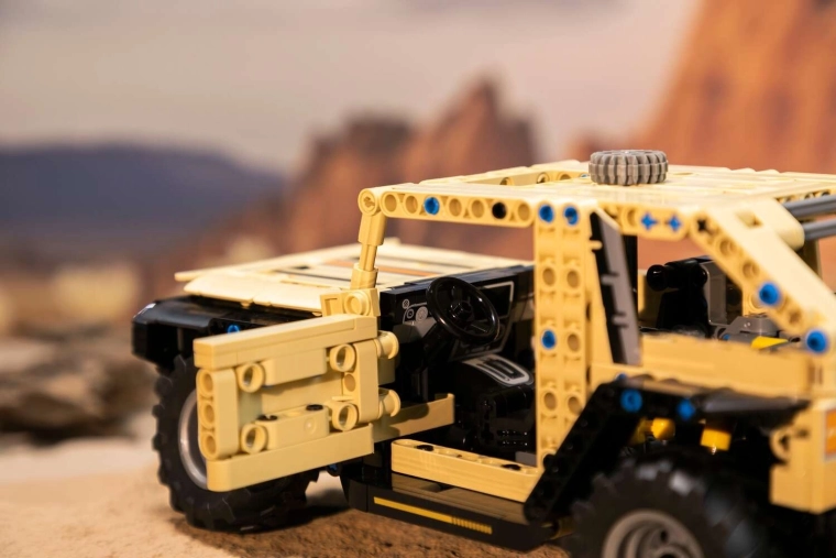 Otwierane drzwi i realistyczne wnętrze