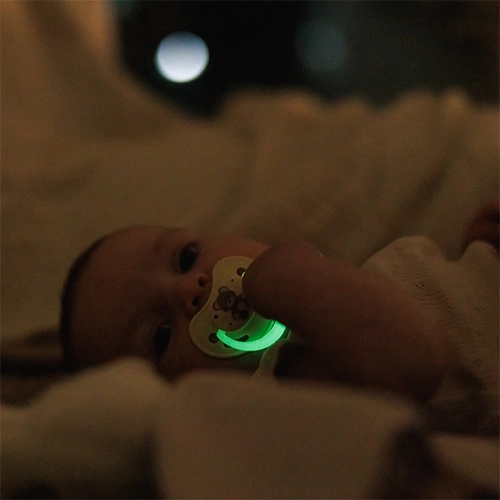 Nocny spokój ze świecącym uchwytem