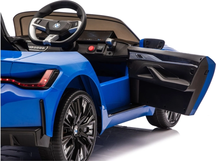 Otwierane drzwi i przejrzysty kokpit