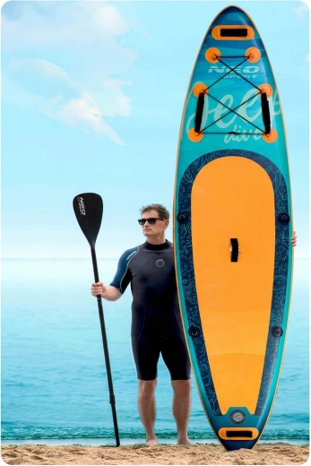 Stabilny pokład z uchwytami i siatką cargo