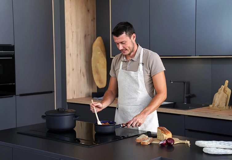 Kompatybilny z indukcją i wszystkimi kuchenkami