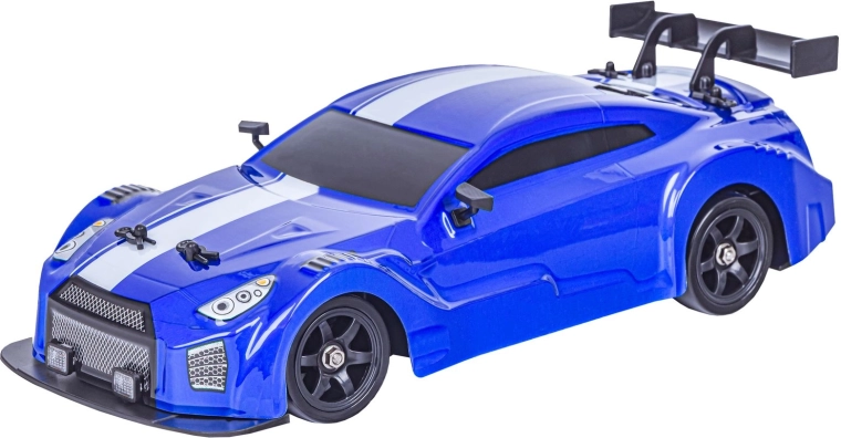 Dwa zestawy kół i sportowa karoseria Nissan GTR