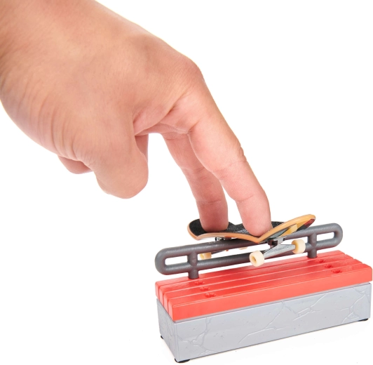 Ławeczka z grind railem do trików i kombinacji