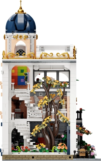 Kwiatowe atrium i kręte schody