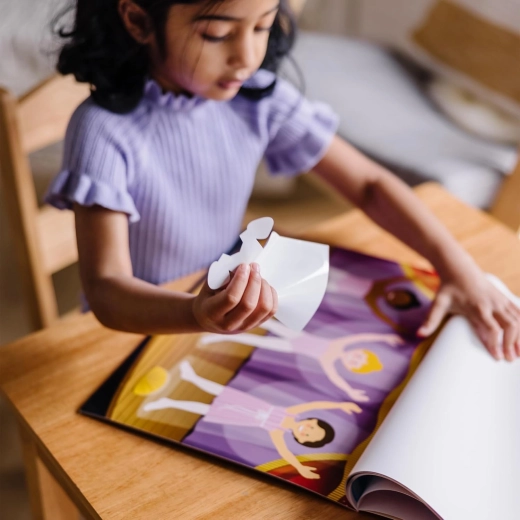 Wspiera małą motorykę i kreatywność