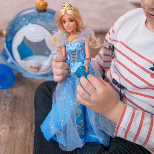 Księżniczka Lily w lodowoniebieskiej sukience