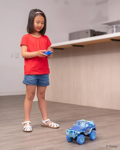 Duże koła terenowe i podwyższone zawieszenie