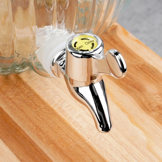 Wygodne nalewanie dzięki metalowemu kranikowi