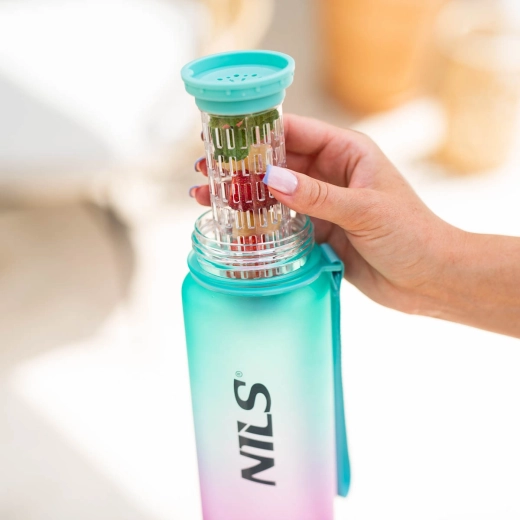 Orzeźwiająca woda dzięki wyjmowanemu infuzorowi