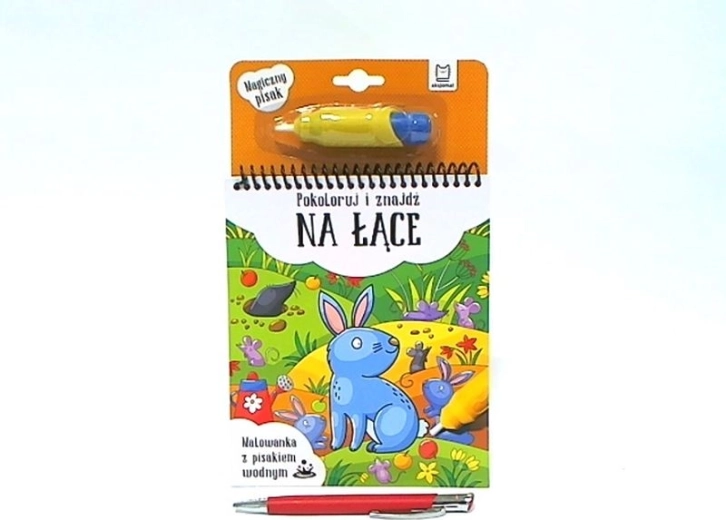 Magiczne malowanie wodnym pisakiem na łące