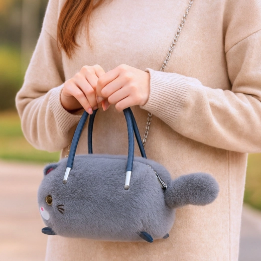 Dwa uchwyty i odpinany metalowy łańcuszek