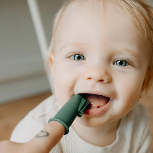 Delikatny masaż dziąseł i czyszczenie pierwszych ząbków
