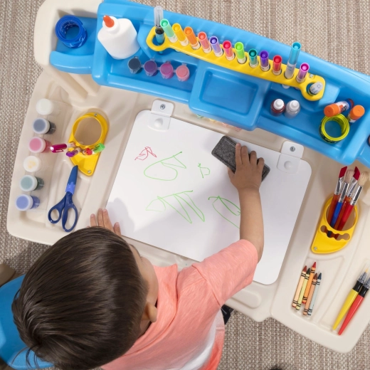 Duża powierzchnia robocza i tablica suchościeralna