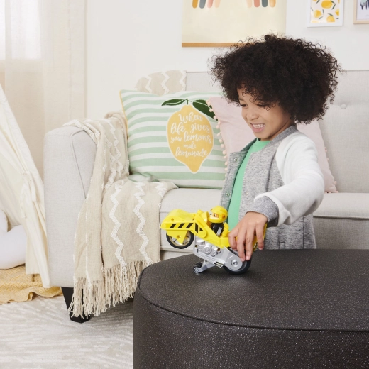 Jazda z napędem typu pull-back pełna akcji