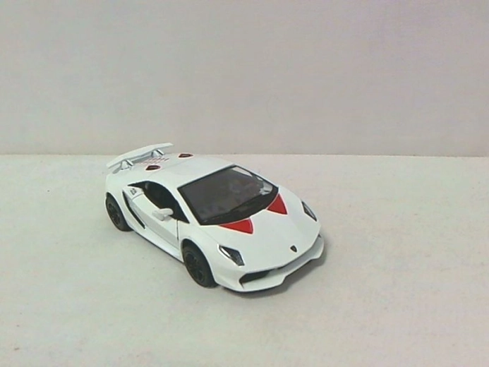 Model auta Lamborghini Sesto – metalowy model 1:38 z otwieranymi drzwiami i napędem pull-back