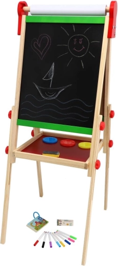 Stabilna drewniana konstrukcja i miejsce do przechowywania