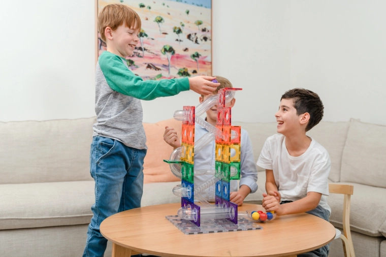 Kreatywna zabawa, która rozwija motorykę i wyobraźnię