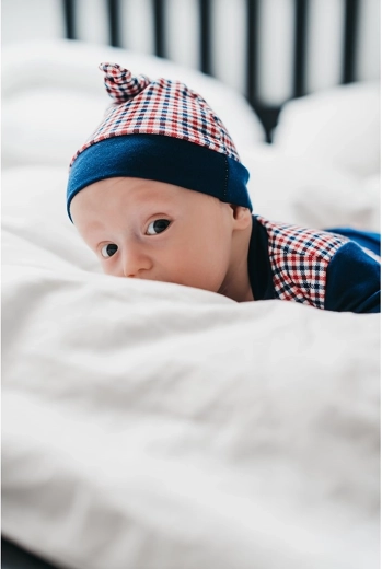 Stylowy wzór w kratkę i figlarny supełek