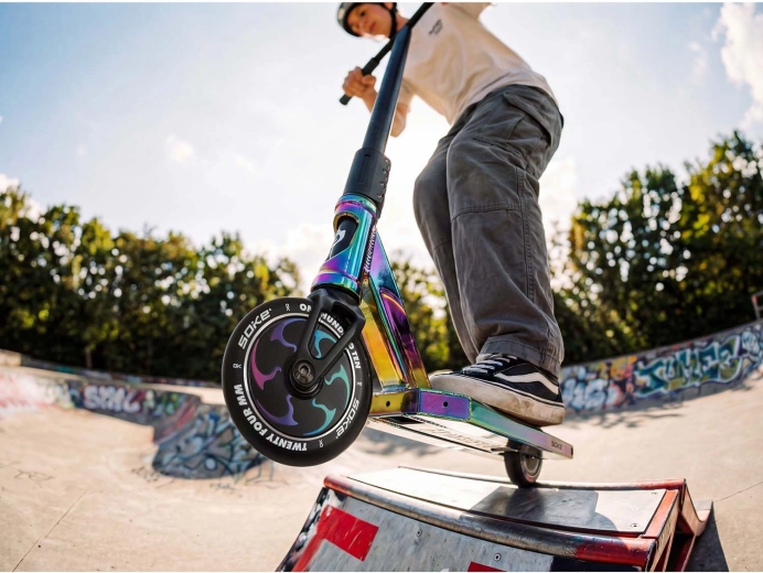 Szeroki deck typu boxed do stabilnych grindów