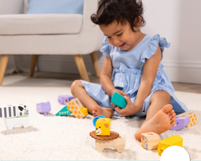 Duże drewniane elementy dla małych rąk