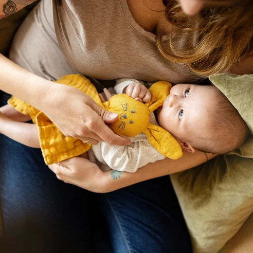 Kojąca grzechotka w główce