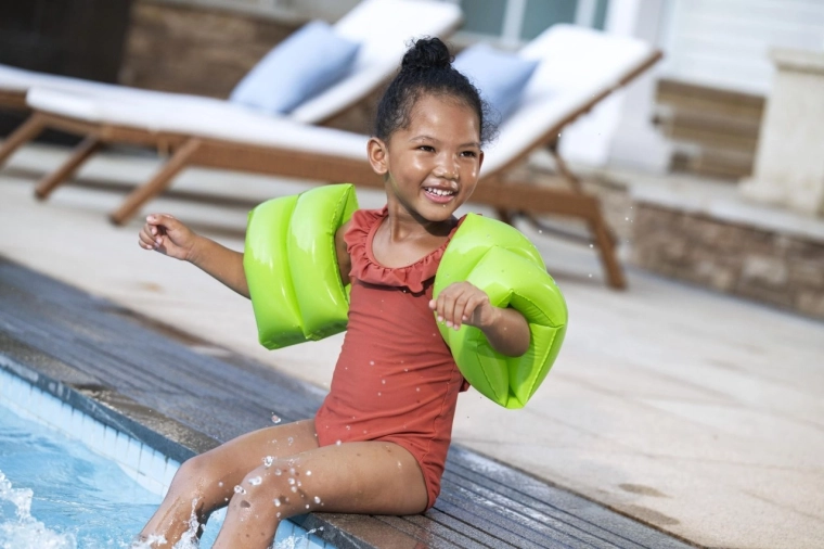 Wysoka widoczność przy basenie i w morzu