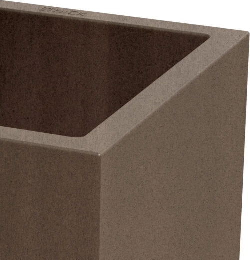 Wytrzymały plastik i gładka matowa powierzchnia