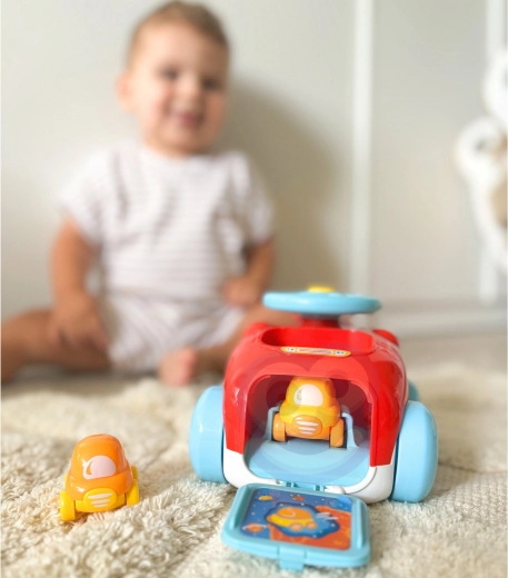 2 mini samochodziki schowane w środku