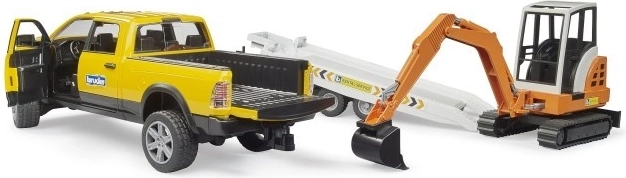 Terenowy pick-up RAM z otwieranymi drzwiami