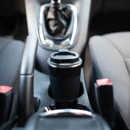 Pasuje do uchwytu w samochodzie i świetnie leży w dłoni