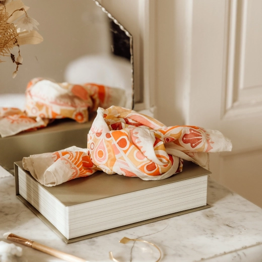 Lekki szalik z eleganckim motywem