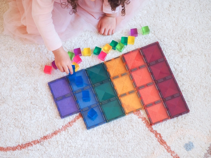 Pastelowe kolory i przezroczysty design