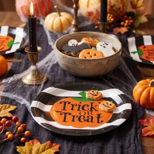 Halloweenowe papierowe talerzyki z dynią Trick or Treat, 23 cm - 8 sztuk