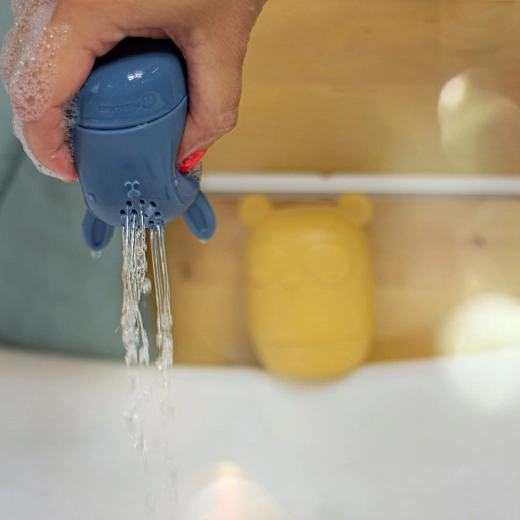 Zabawa w spryskiwanie i nalewanie wody