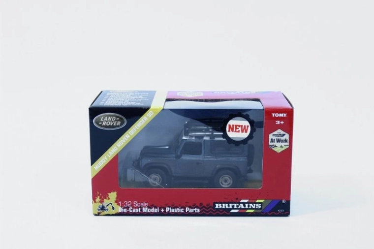 Model terenowego auta TOMY Britains Land Rover Defender 90 w błocie 1:32