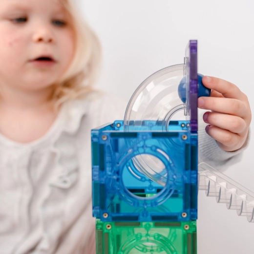 Przezroczyste tory kulkowe do nauki fizyki poprzez zabawę